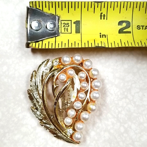 Vintage 1950s Mid Century Faux Pearl Goldtone Brooch Pin - Picture 9 of 13